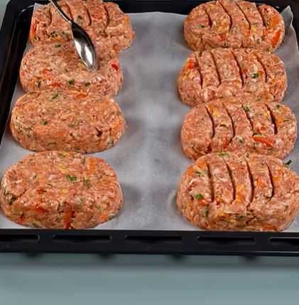 ხორცის რულეტი ბოსტნეულით და ყველით,