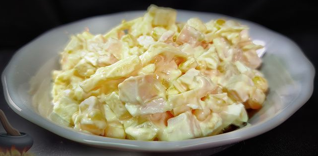 სალათი შებოლილი ქათმითა და ანანასით