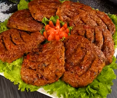 სადღესასწაულო ხორცის რულეტი ყველის ასორტით და მწვანე ენერგეტიკული სალათით