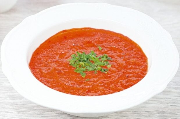 პომიდვრის სუპ-პიურე რეჰანითა (ბაზილიკი) და ნივრით