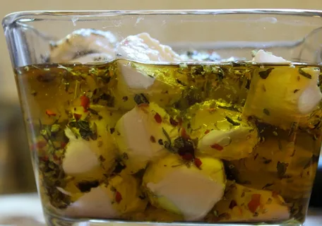 კაპრეზე ჩერი პამიდვრით და მოცარელათი