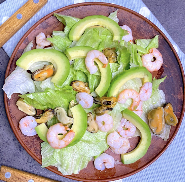 სალათი კრევეტებით, მიდიებითა და ავოკადოთი